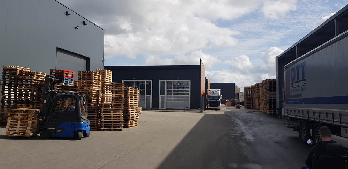 Buitenterrein bij Pallethandel Ott