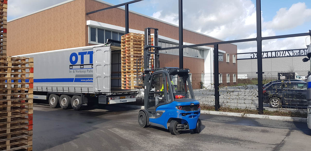 OTT vrachtwagen laden met Linde heftruck